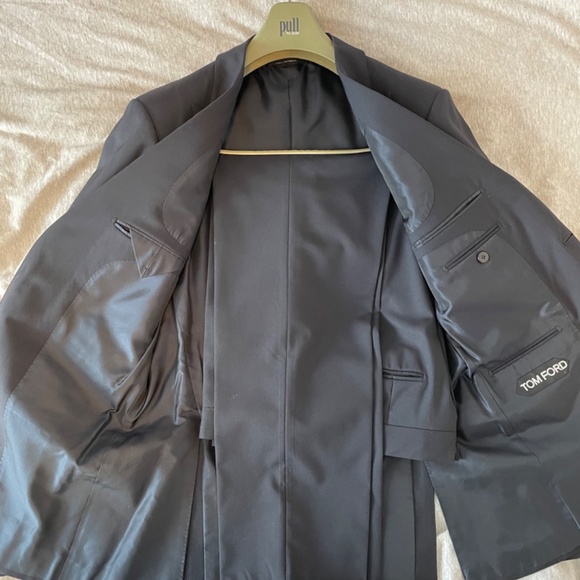 Tom Ford 2 piece dark navy suit - Picture 2 of 16